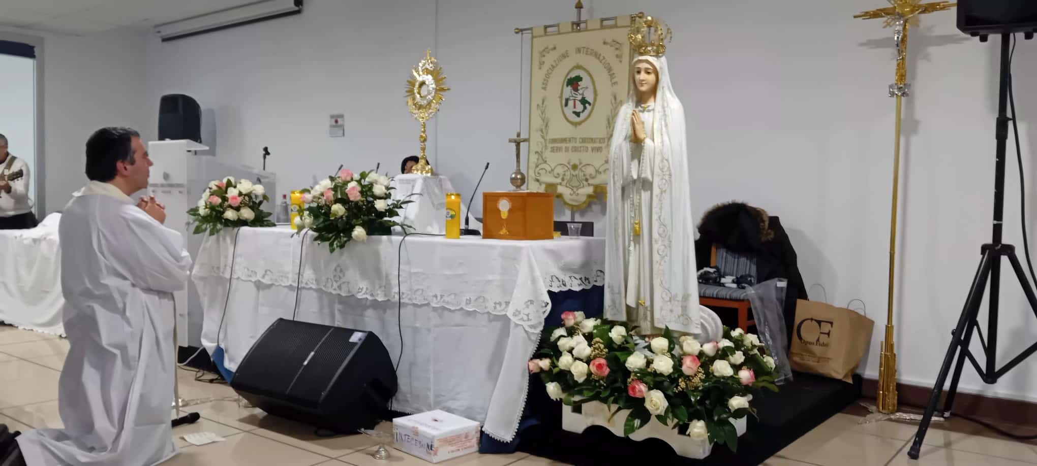 “E questi saranno i segni che accompagneranno quelli che credono: nel mio Nome scacceranno i demòni, parleranno lingue nuove, prenderanno in mano i serpenti e, se berranno qualche veleno, non recherà loro danno, imporranno le mani ai malati e questi guariranno». (Marco 16,17-18)
Questo il tema del week-end carismatico dei Servi di Cristo Vivo tenutosi a Baronissi (SA) il 29 e 30 novembre 2025.